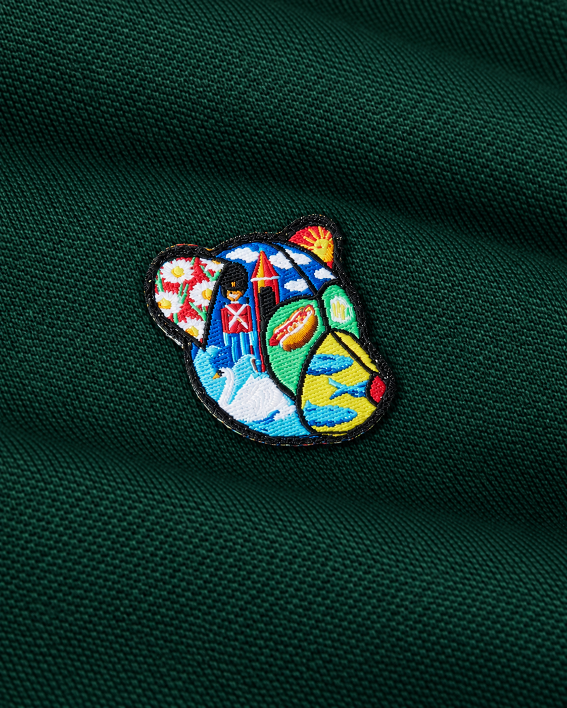 Detaljefoto af Teddy Copenhagen badge på Milton polo dark green