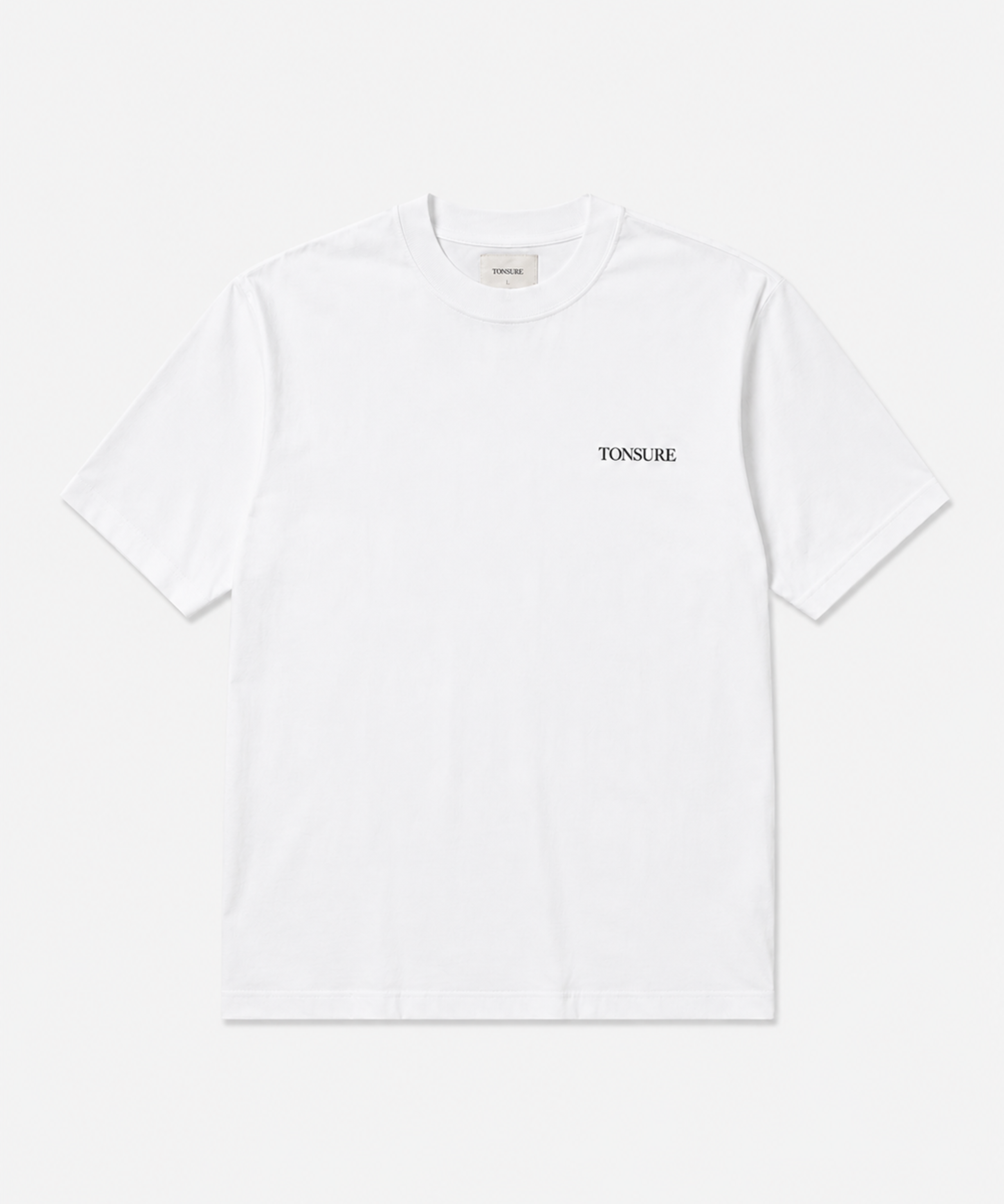 Hvid t-shirt til mænd i bæredygtigt bomuld fra danske herretøjsbrand Tonsure. Ryggen er prydet med Teddy Copenhagen print i stor størrelse.