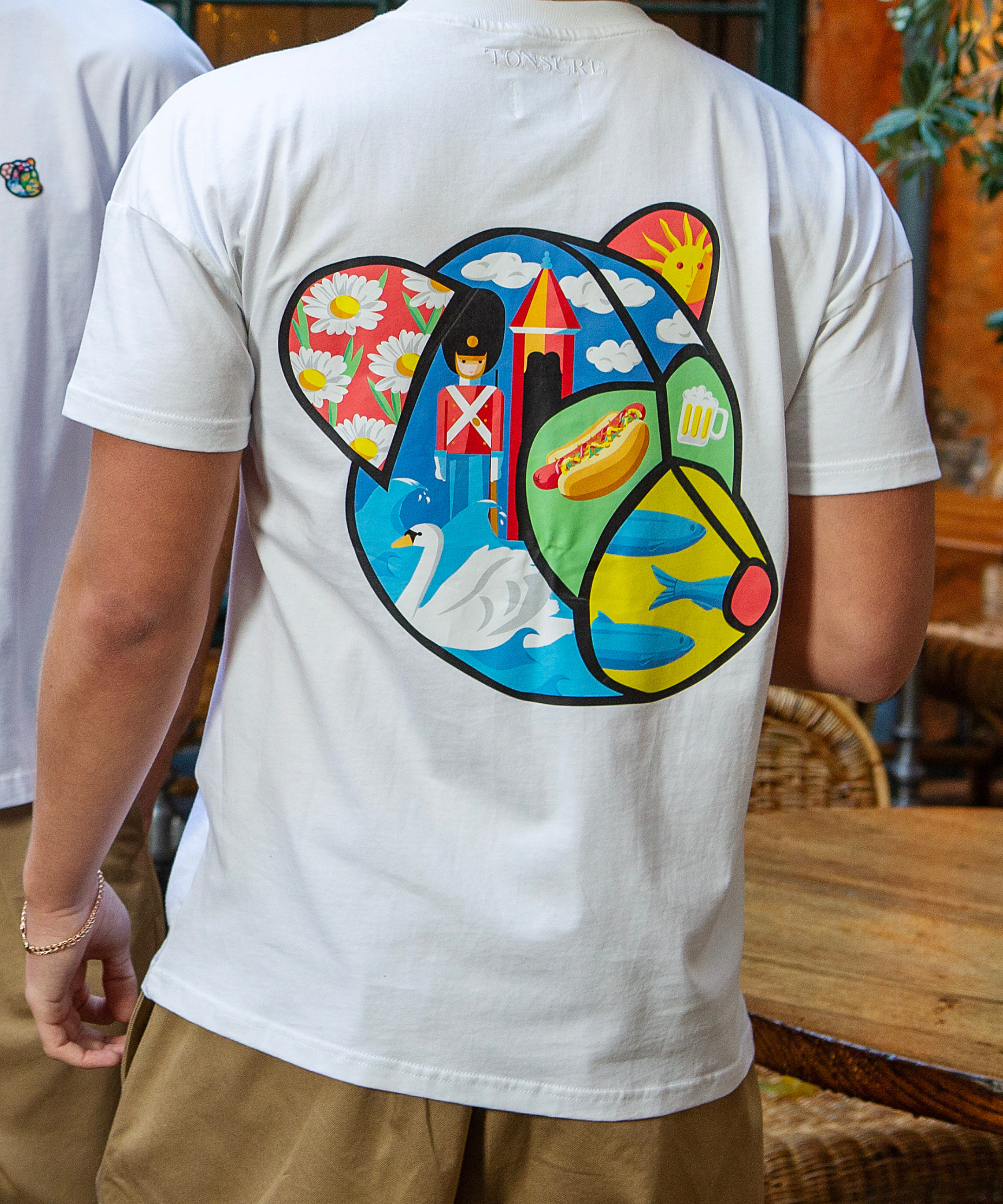 Hvid t-shirt til mænd i bæredygtigt bomuld fra danske herretøjsbrand Tonsure. Ryggen er prydet med Teddy Copenhagen print i stor størrelse.