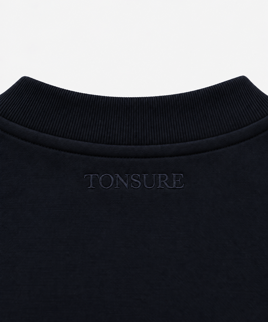 Eksklusivt broderet Tonsure logo på Raymond sweat jacket