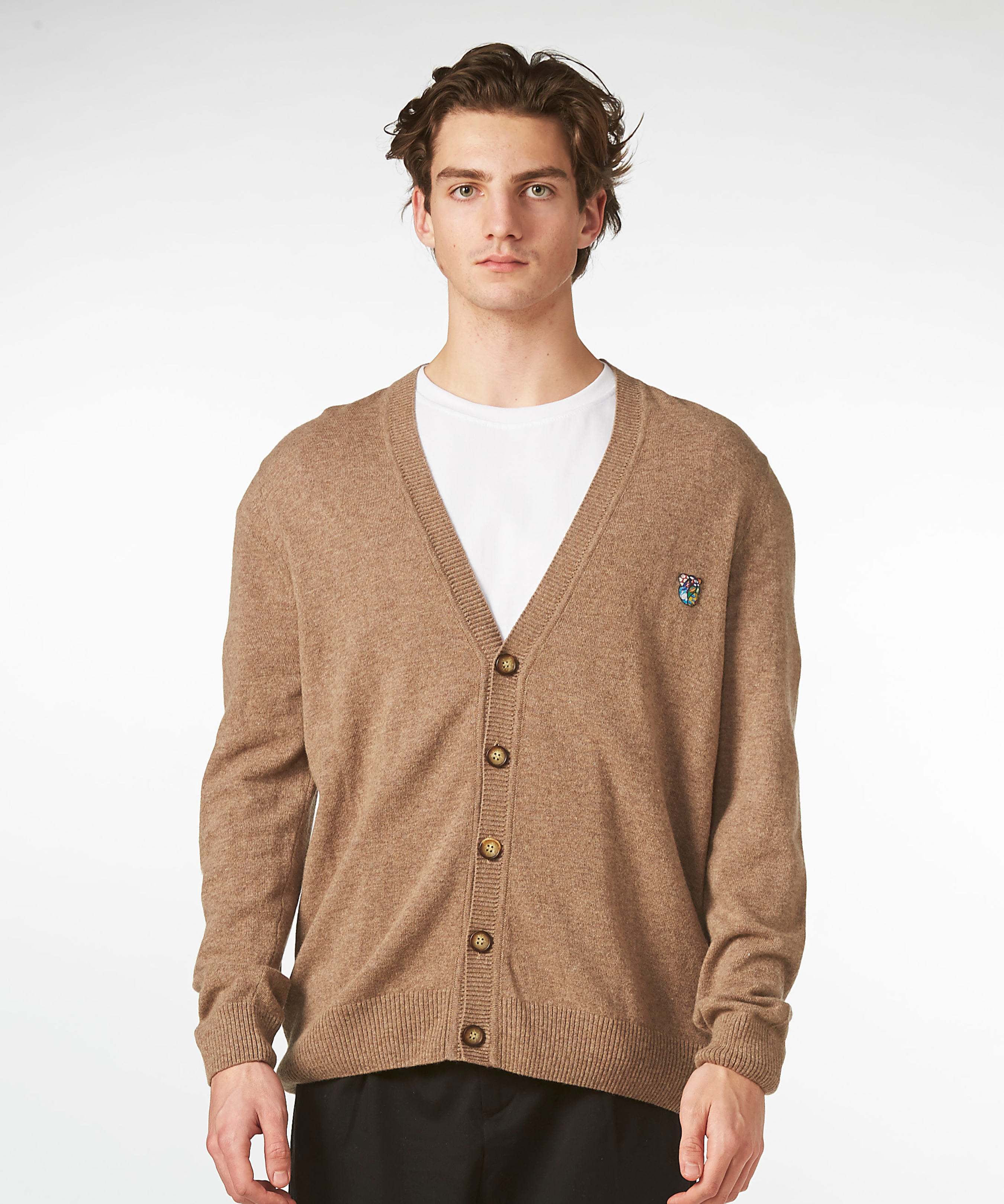 Theo knit cardigan café latte - Tonsure. Cardigan i lambswool. David Beckham style. Cardigan til mænd. Herremode. Strik til mænd