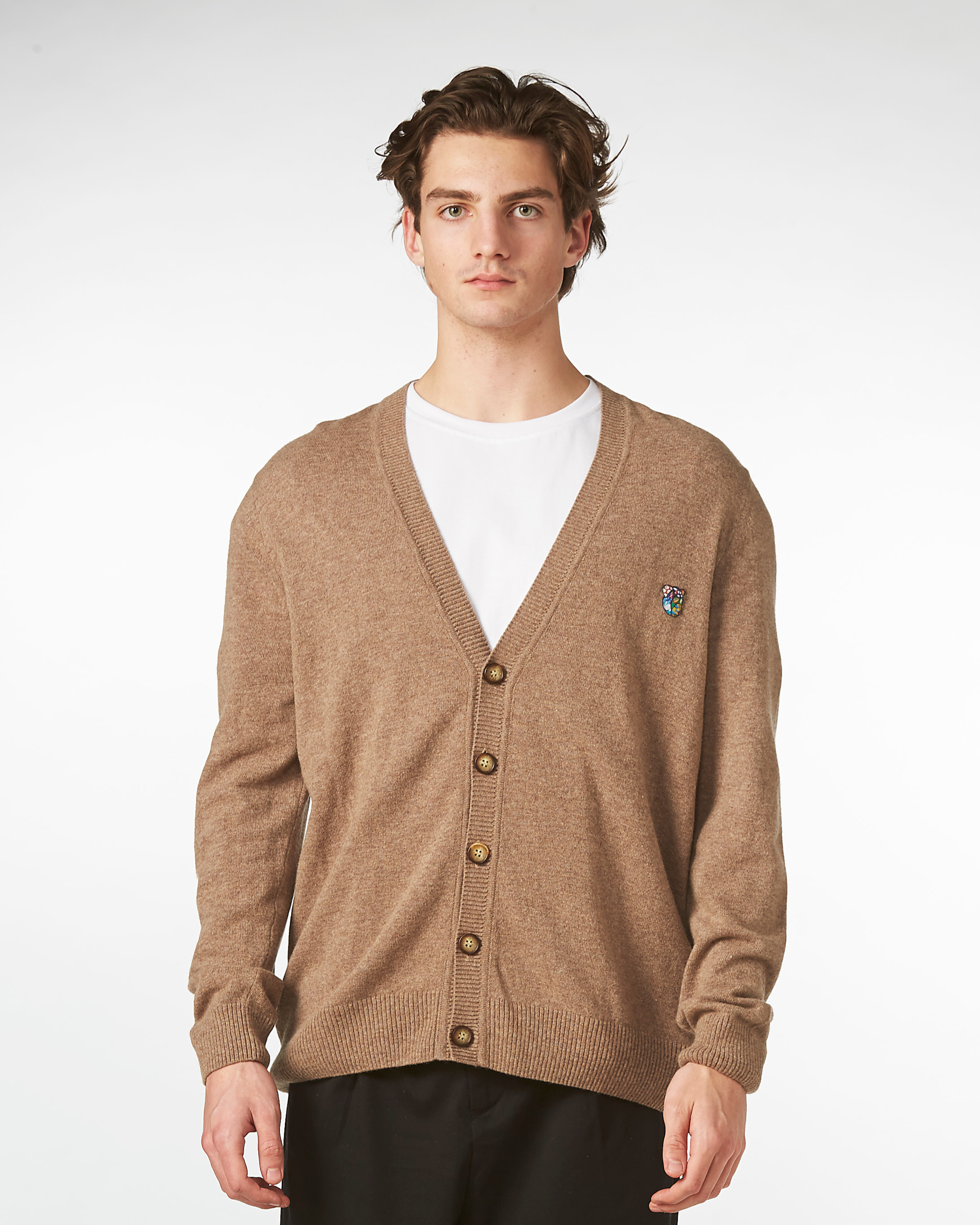 Theo knit cardigan café latte - Tonsure. Cardigan i lambswool. David Beckham style. Cardigan til mænd. Herremode. Strik til mænd