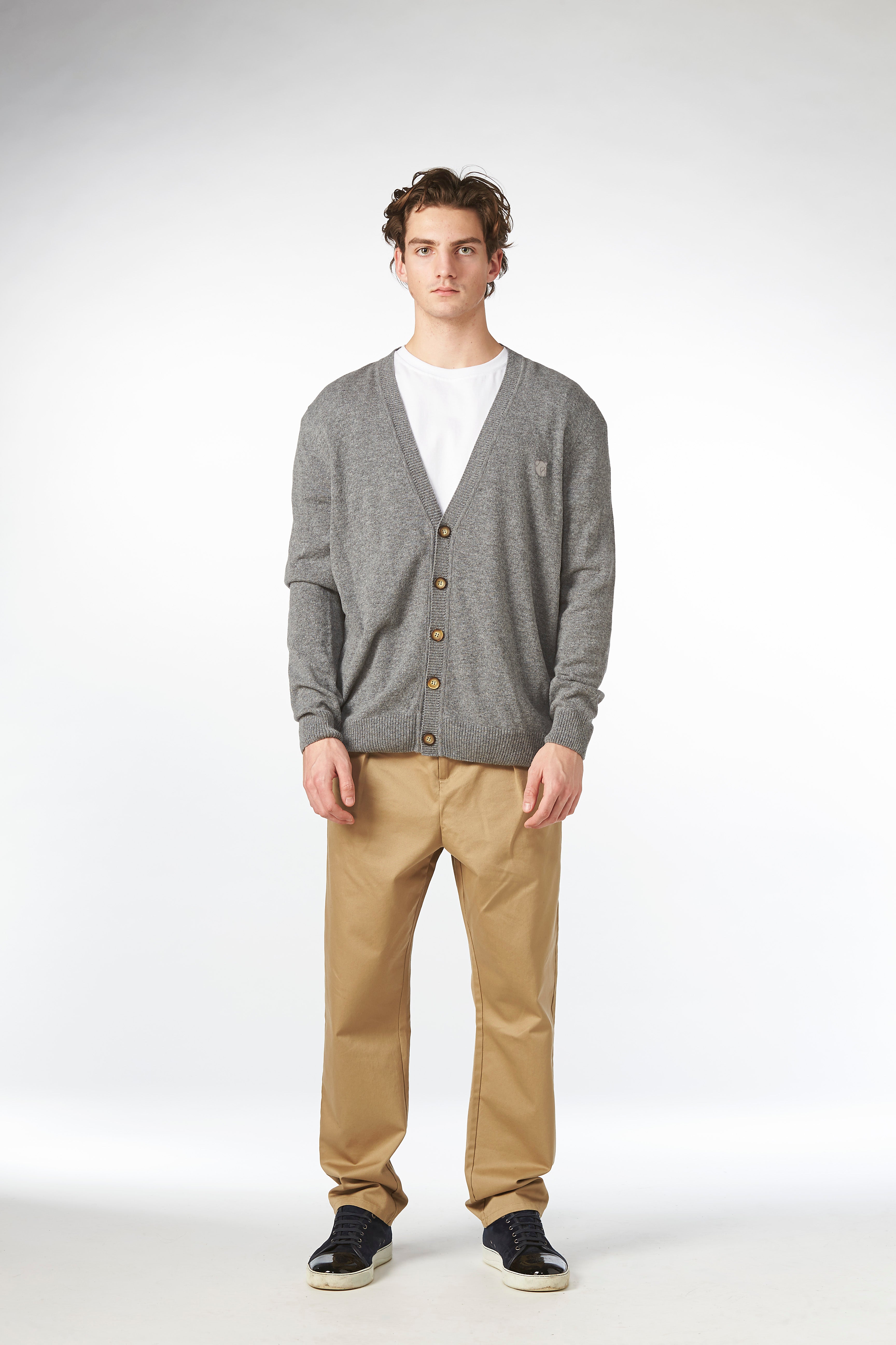 Theo lambswool cardigan i grå til mænd. Fra Tonsure. Copenhagen style. Trends 2026. Herremode 2026. Strik til mænd.