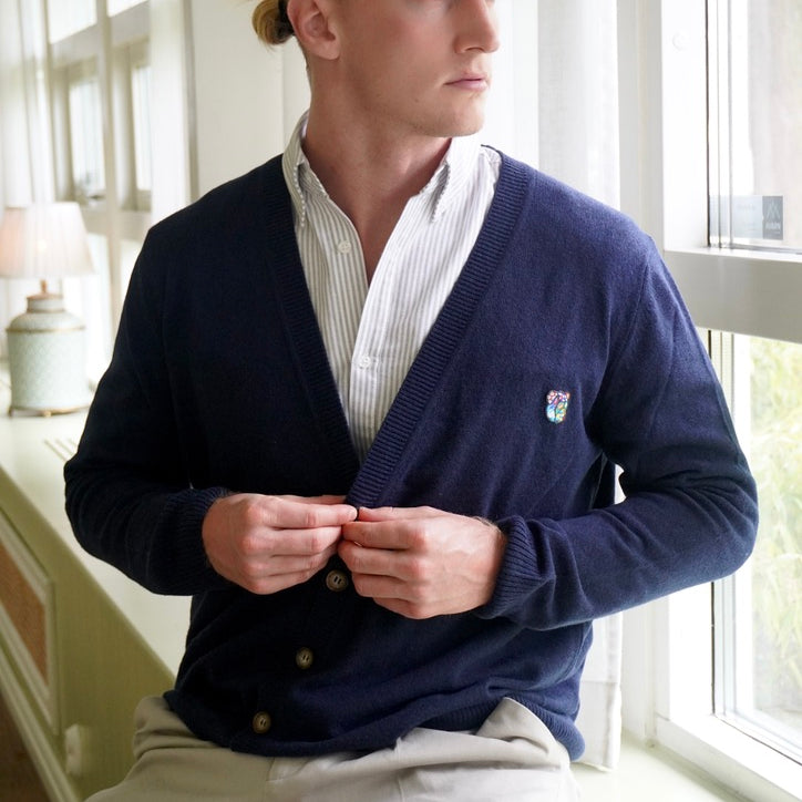 Tonsure lambswool cardigan navy. Strik til mænd. herremode