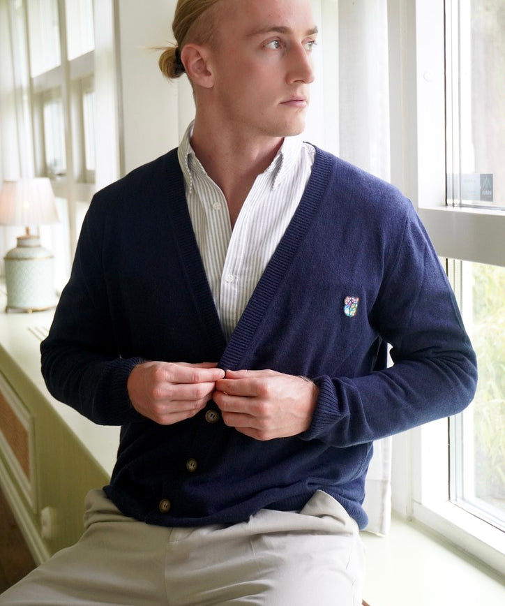 Tonsure lambswool cardigan navy. Strik til mænd. herremode