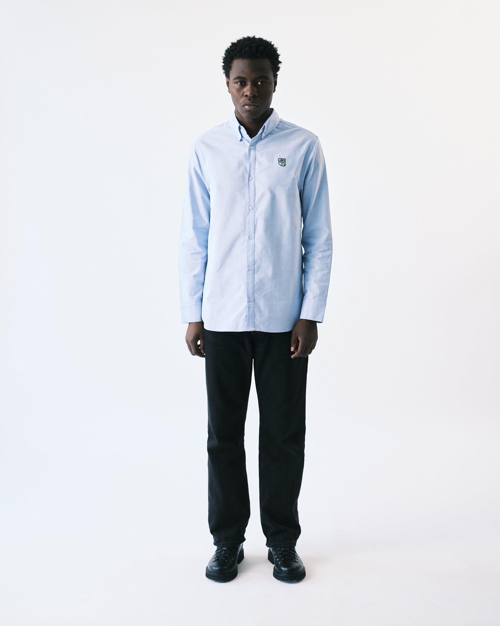 En Oxford skjorte fra Tonsure er det perfekte valg til den stilbevidste mand. Fremstillet af økologisk bomuld, kombinerer vores Oxford skjorter tidløst design med en moderne pasform med en unisex tilgang. Med fokus på kvalitet og bæredygtighed, sikrer Tonsure, at hver Oxford skjorte både ser godt ud, og føles komfortabel hele dagen.